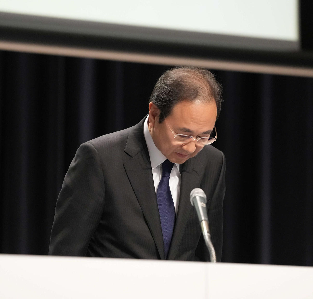 第三者委員会調査報告を受けて会見する株式会社フジテレビジョン清水代表取締役社長（撮影・小沢裕）
