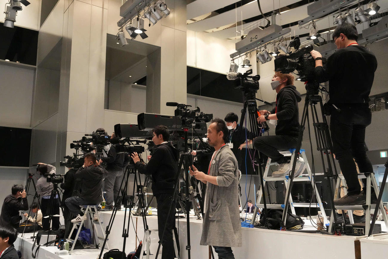第三者委員会調査報告会見を待つ大勢のテレビカメラ（撮影・小沢裕）