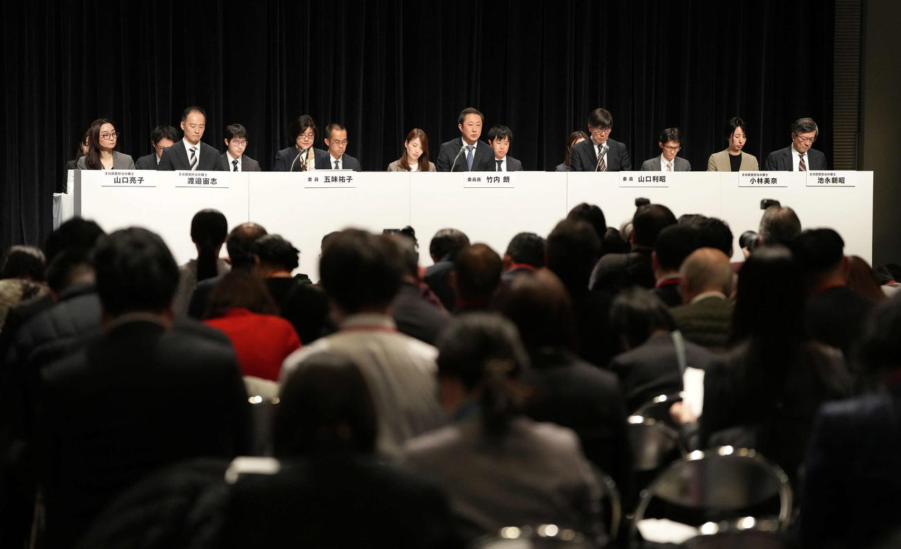 第三者委員会調査報告会見に臨むメンバーたち（撮影・小沢裕）