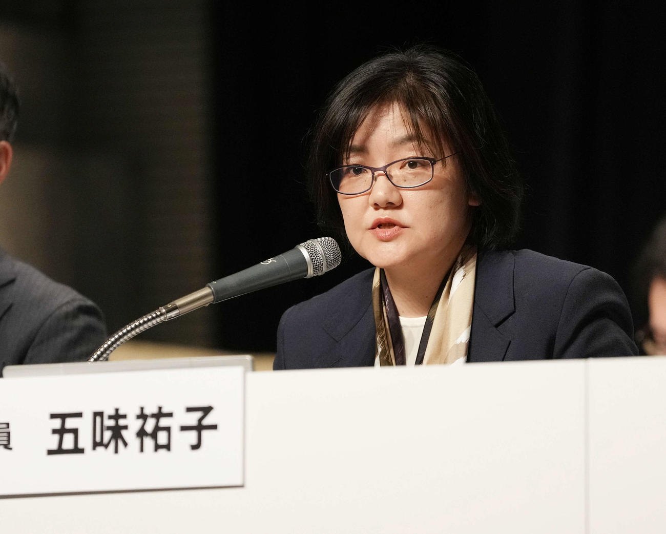 第三者委員会調査報告会見に臨む第三者委員会の五味委員（撮影・小沢裕）
