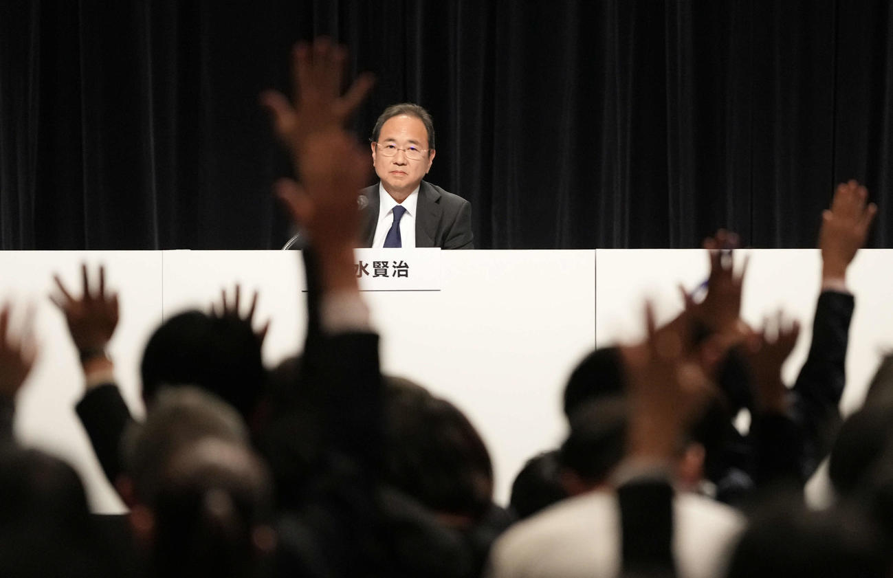 第三者委員会調査報告を受けた会見で集まった大勢の報道陣から質問を受ける株式会社フジテレビジョン清水代表取締役社長（撮影・小沢裕）