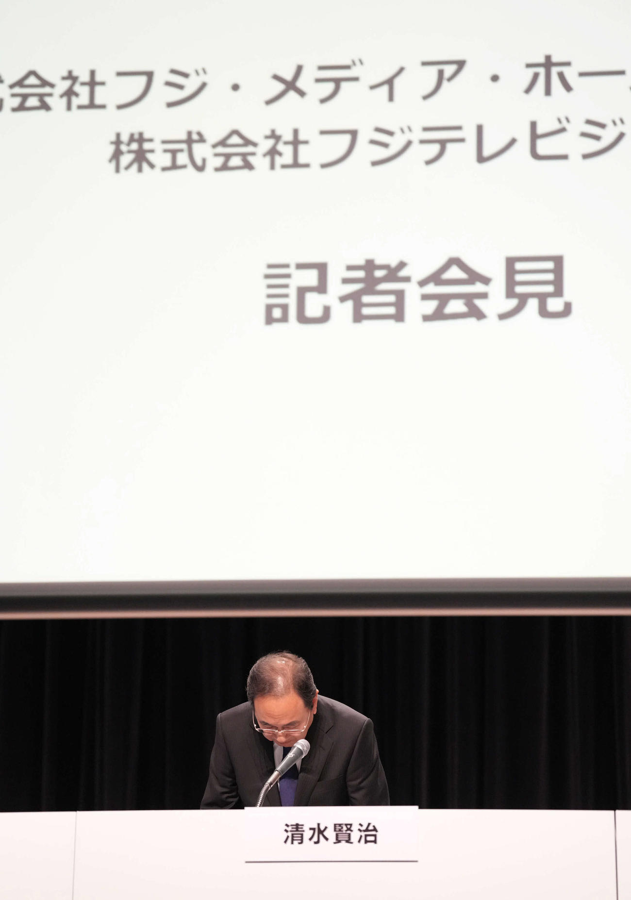 第三者委員会調査報告を受けて会見するフジテレビ清水代表取締役社長（撮影・小沢裕）