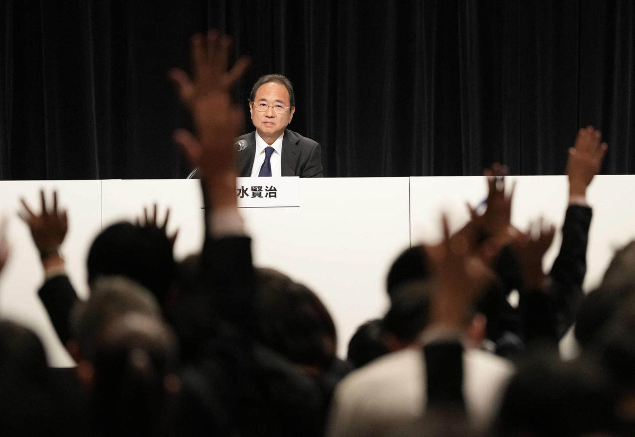 第三者委員会調査報告を受けた会見で集まった大勢の報道陣から質問を受けるフジテレビ清水代表取締役社長（撮影・小沢裕）