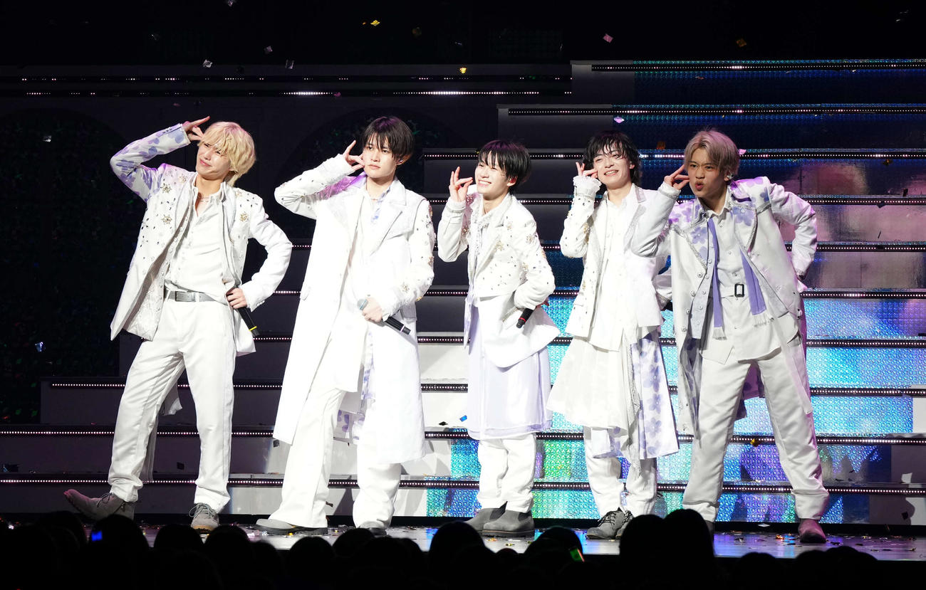 ファンの大声援に笑顔で応えるLilかんさい。左から岡崎彪太郎、大西風雅、嶋崎斗亜、西村拓哉、當間琉巧（2024年5月撮影）