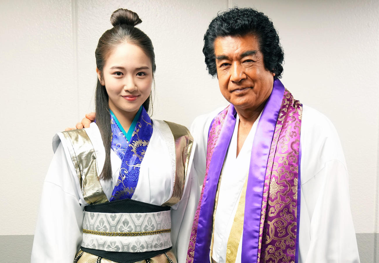 ミュージカルで父子初共演が決まった藤岡弘、（右）と天翔愛（撮影・横山健太）