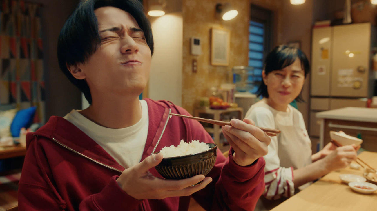 「AJINOMOTO　ギョーザ」新CMに出演するKing＆Prince永瀬廉（左）と坂井真紀