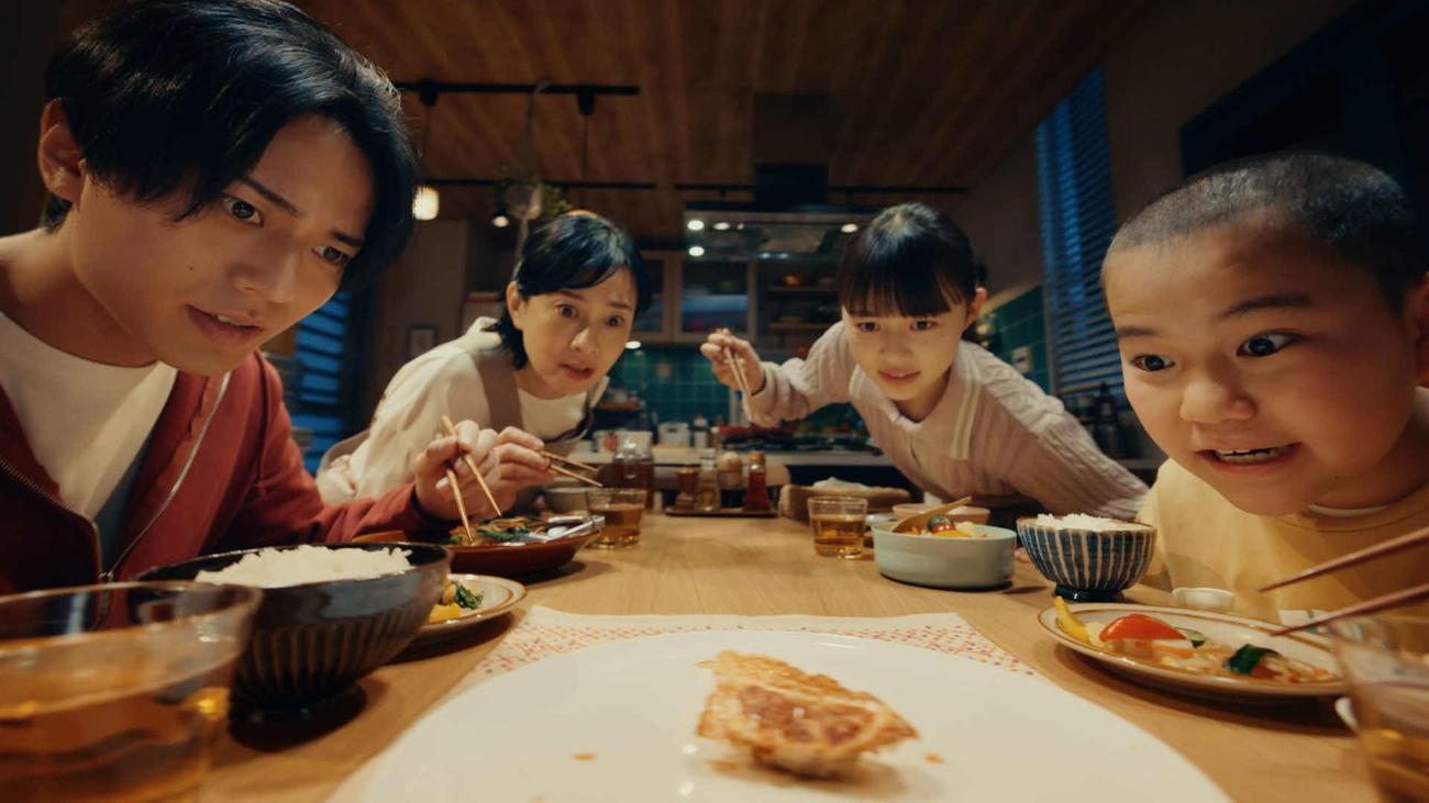 「AJINOMOTO　ギョーザ」新CMに出演する、左からKing＆Prince永瀬廉、坂井真紀、泉有乃、番家天嵩