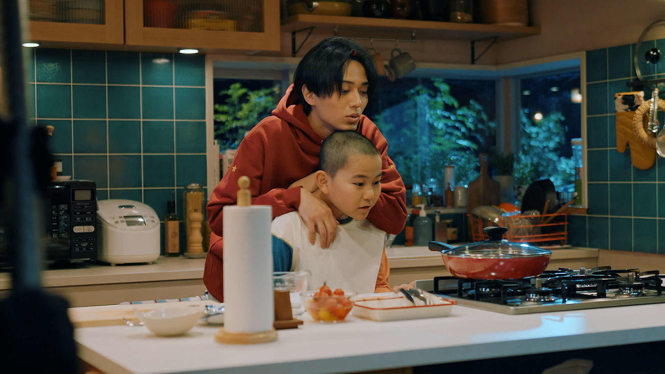 「AJINOMOTO　ギョーザ」新CMに出演する番家天嵩（手前）とKing＆Prince永瀬廉