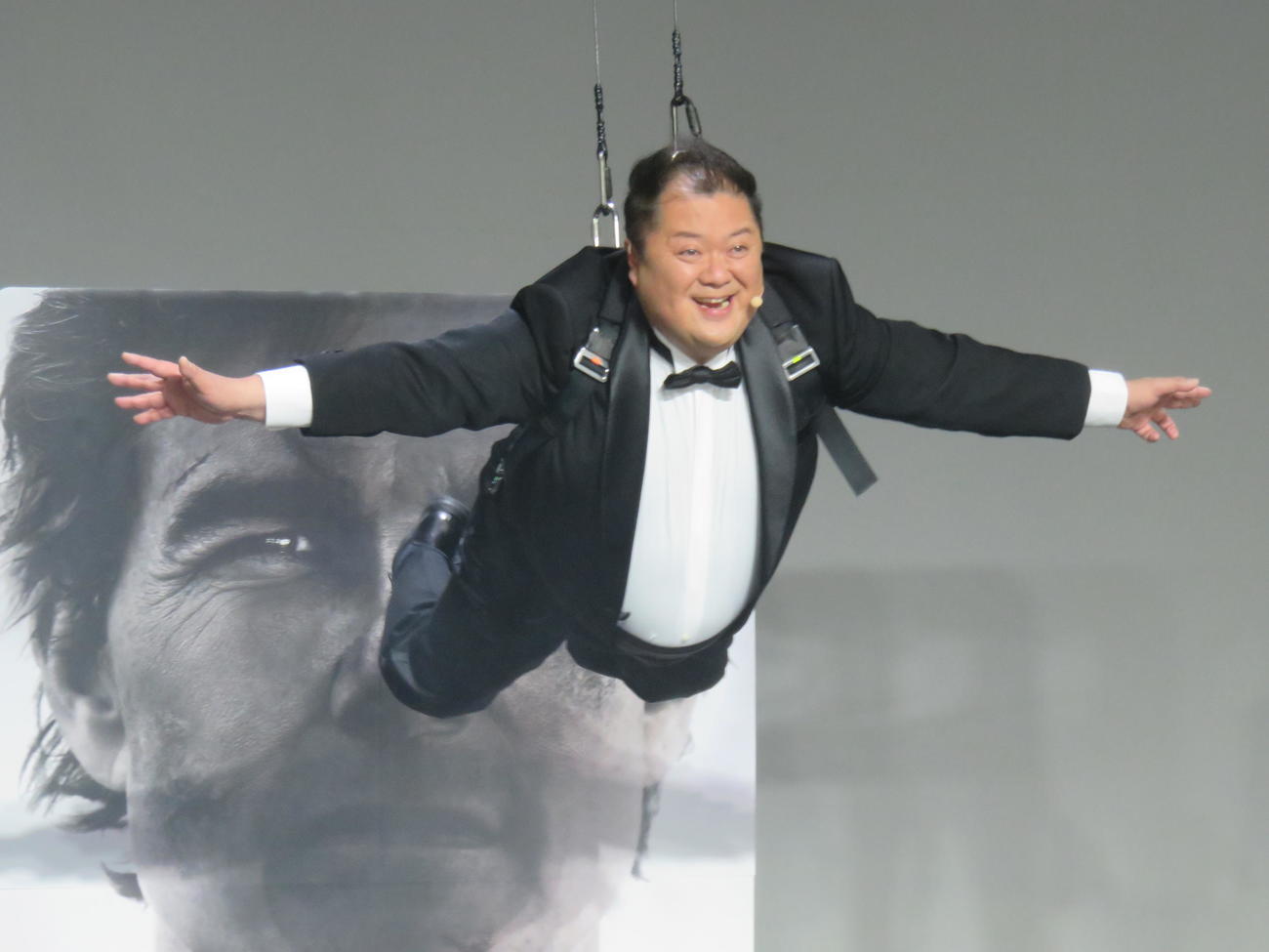 映画「ミッション：インポッシブル／ファイナル・レコニング」キックオフイベントでワイヤーにつられて登場したブラックマヨネーズ小杉竜一