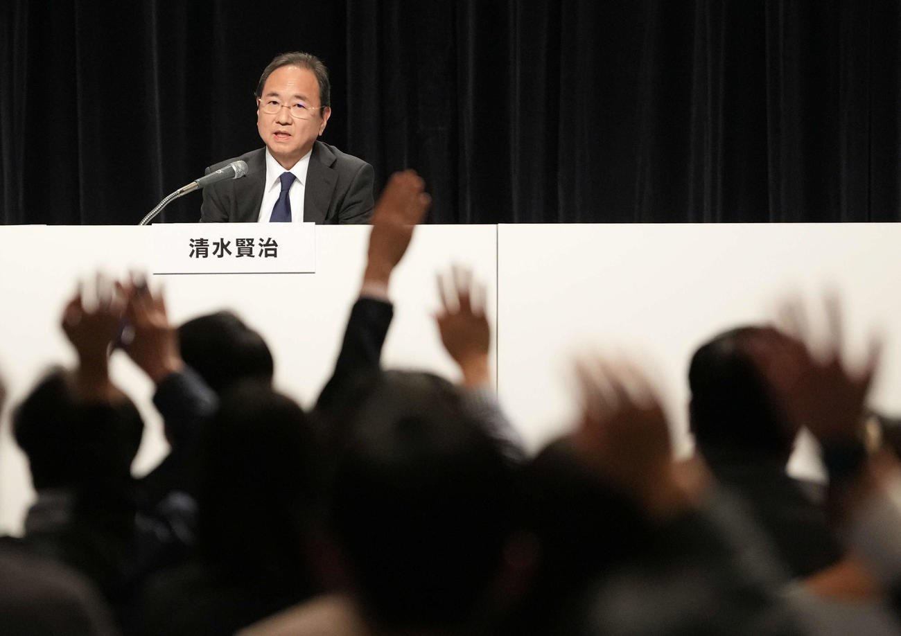 第三者委員会調査報告を受けた会見で集まった大勢の報道陣から質問を受けるフジテレビ清水代表取締役社長（2025年3月31日撮影）