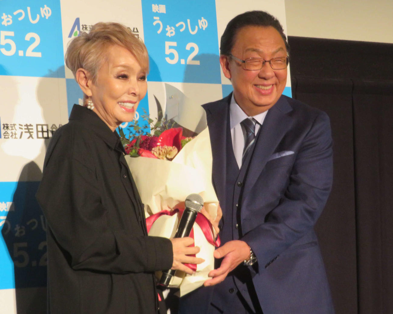 映画「うぉっしゅ」試写会イベントに出席した研ナオコ（左）と梅沢富美男