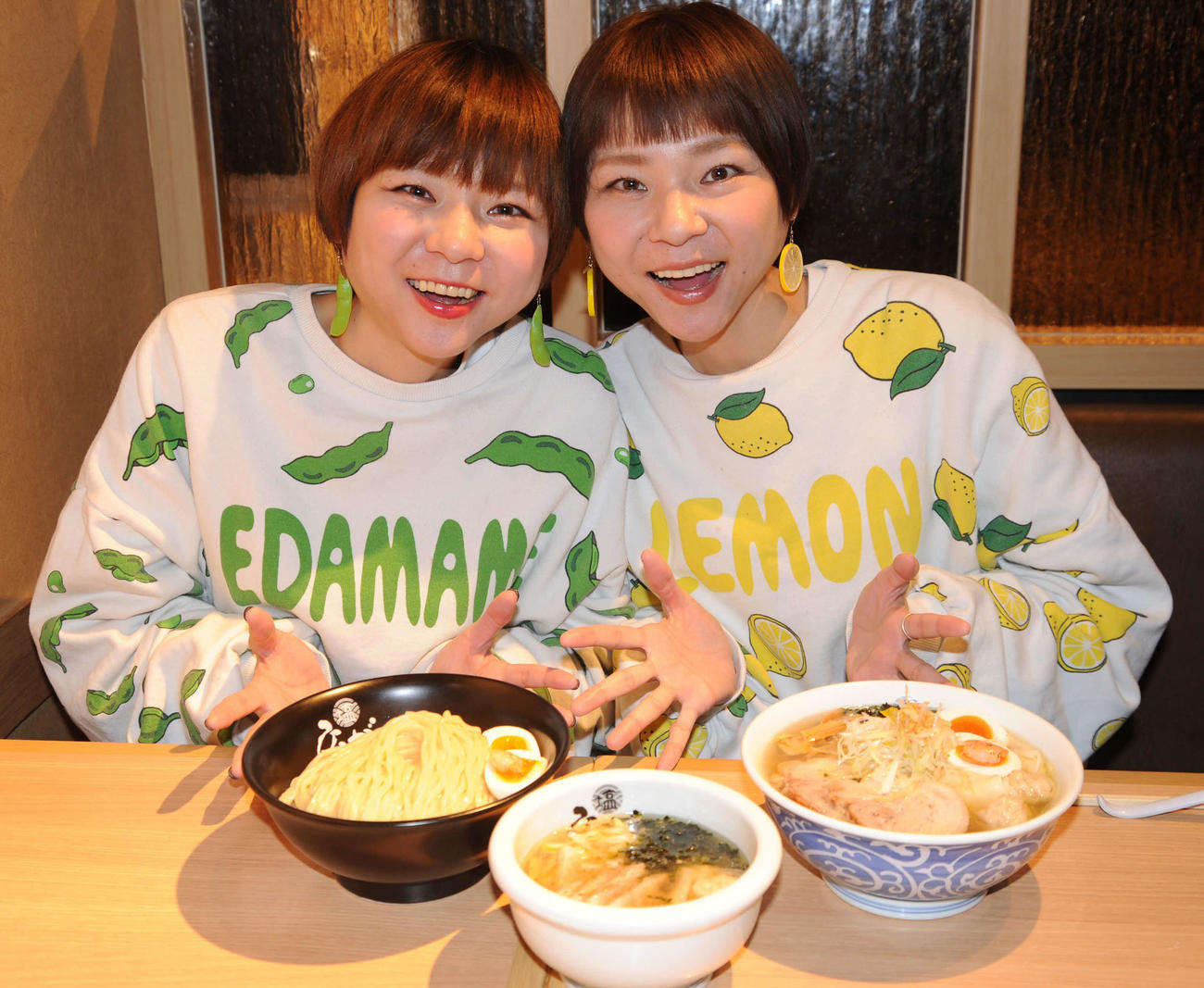 アクアシティお台場の「東京ラーメン国技館」とのコラボ動画を公開した大食い系双子姉妹YouTuber、はらぺこツインズ（撮影・松尾幸之介）