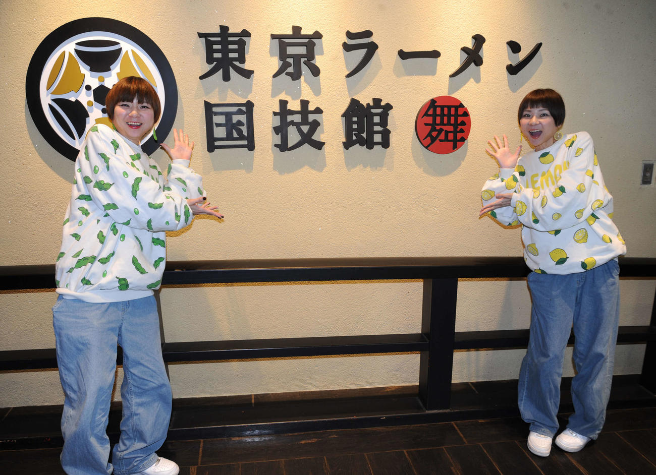 アクアシティお台場の「東京ラーメン国技館」とのコラボ動画を公開した大食い系双子姉妹YouTuber、はらぺこツインズ（撮影・松尾幸之介）