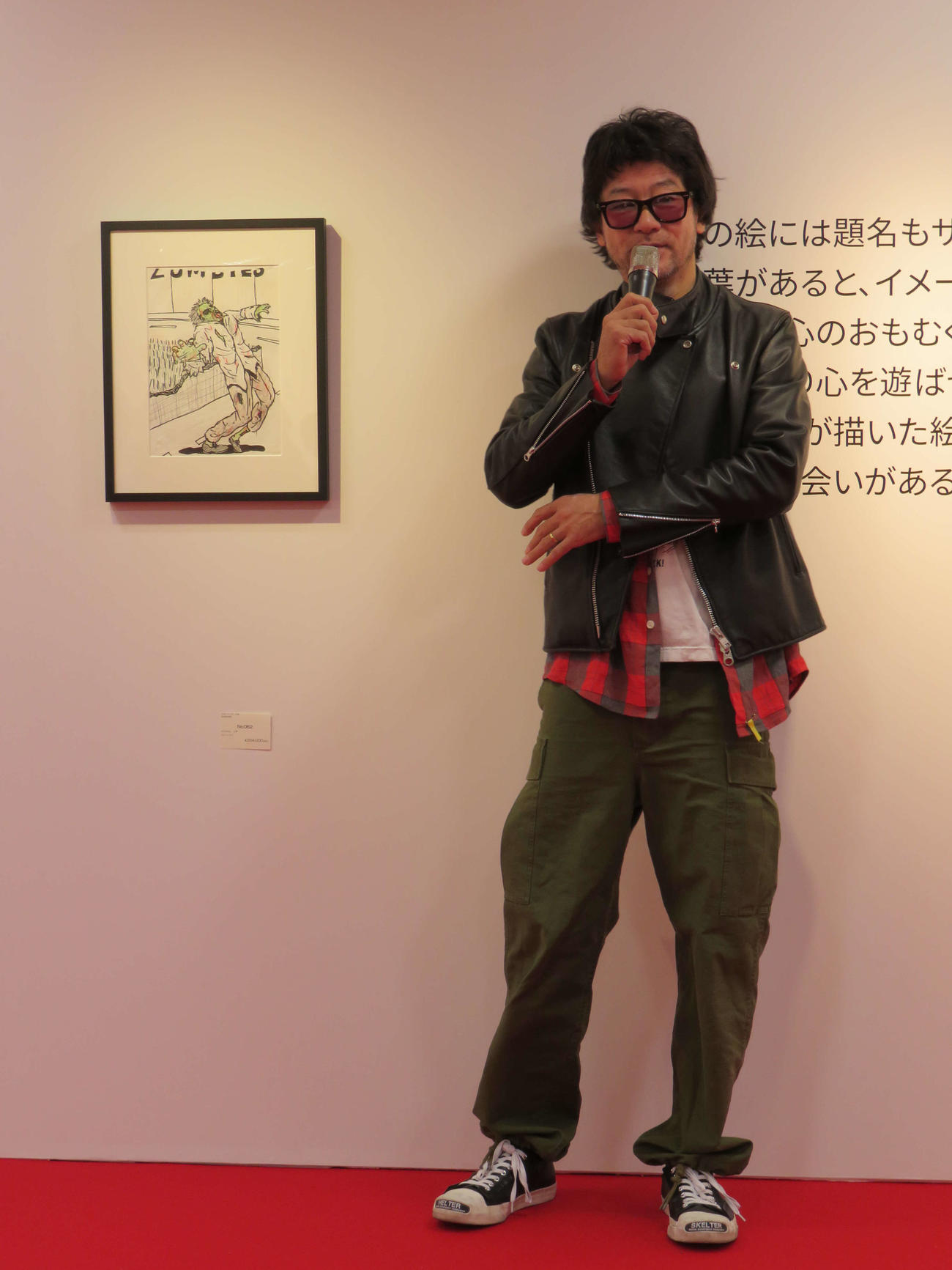 アート個展「TADANOBU ASANO EXHIBITION PLAY WITH PAIN（T）」で、ゾンビを描いた絵を紹介する浅野忠信（撮影・村上幸将）