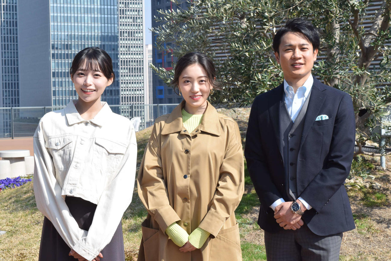 「newsおかえり」の新お天気リポーター発表会見に出席した、左から中西花、大山喜千さん、横山太一ABCテレビアナウンサー（撮影・阪口孝志）