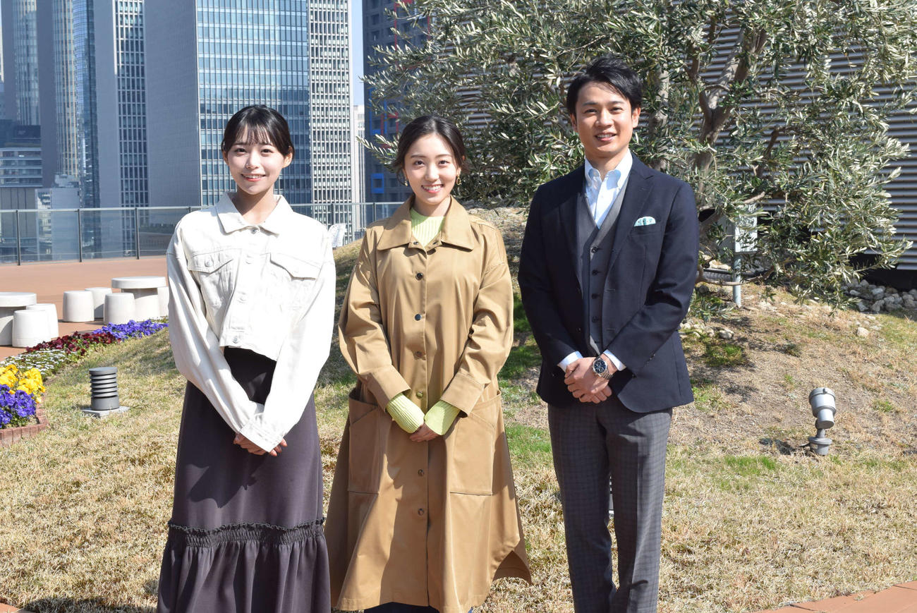 「newsおかえり」の新お天気リポーター発表会見に出席した、左から中西花、大山喜千さん、横山太一ABCテレビアナウンサー（撮影・阪口孝志）