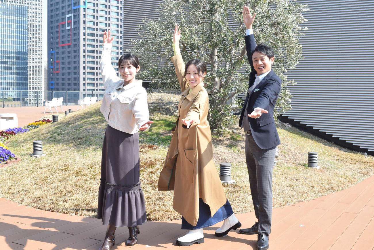 「newsおかえり」の新お天気リポーター発表会見に出席した、左から中西花、大山喜千さん、横山太一ABCテレビアナウンサー（撮影・阪口孝志）