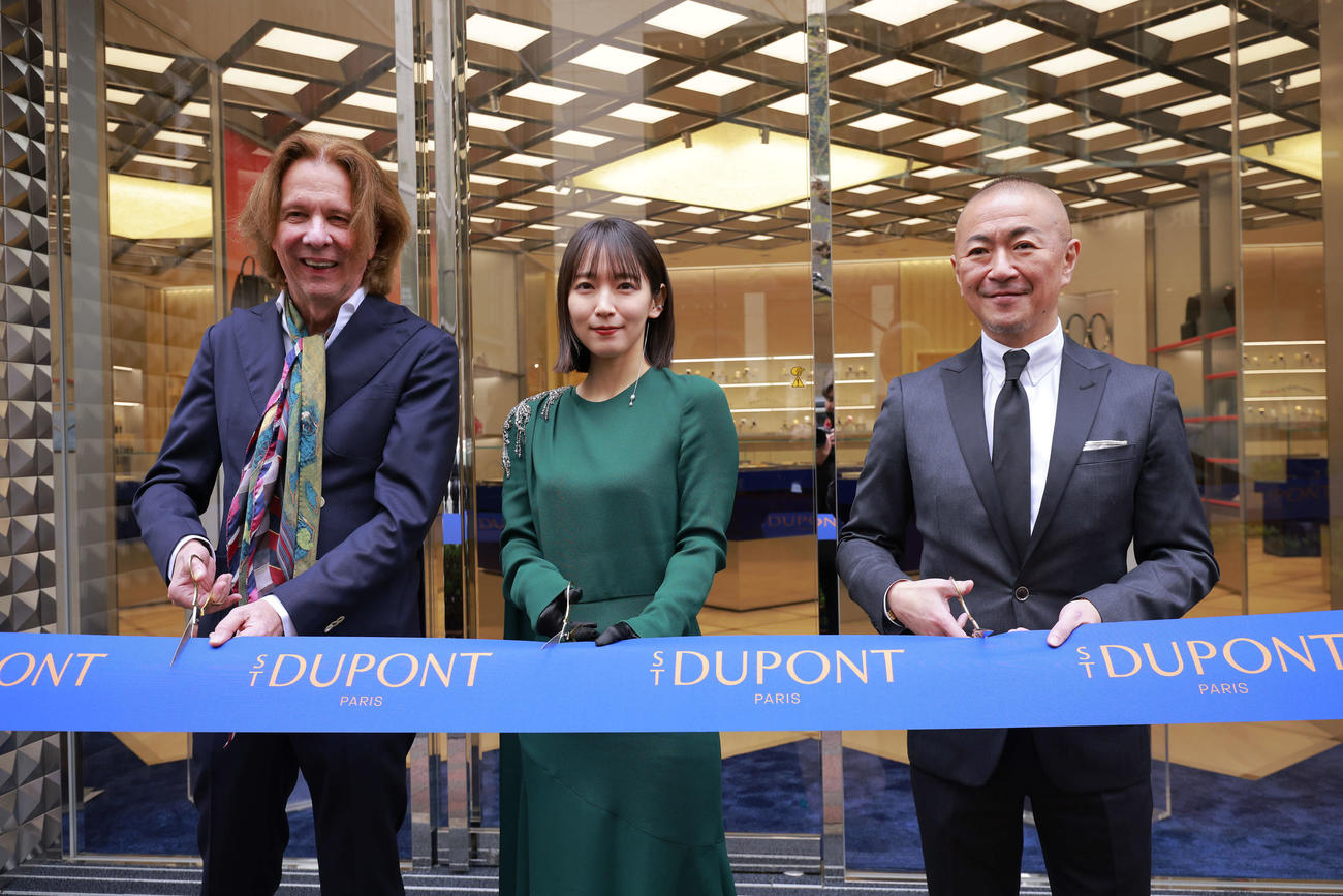 「エス・テー・デュポン銀座フラッグシップ店」グランドオープン記念イベントでテープカットを行う吉岡里帆（中央）