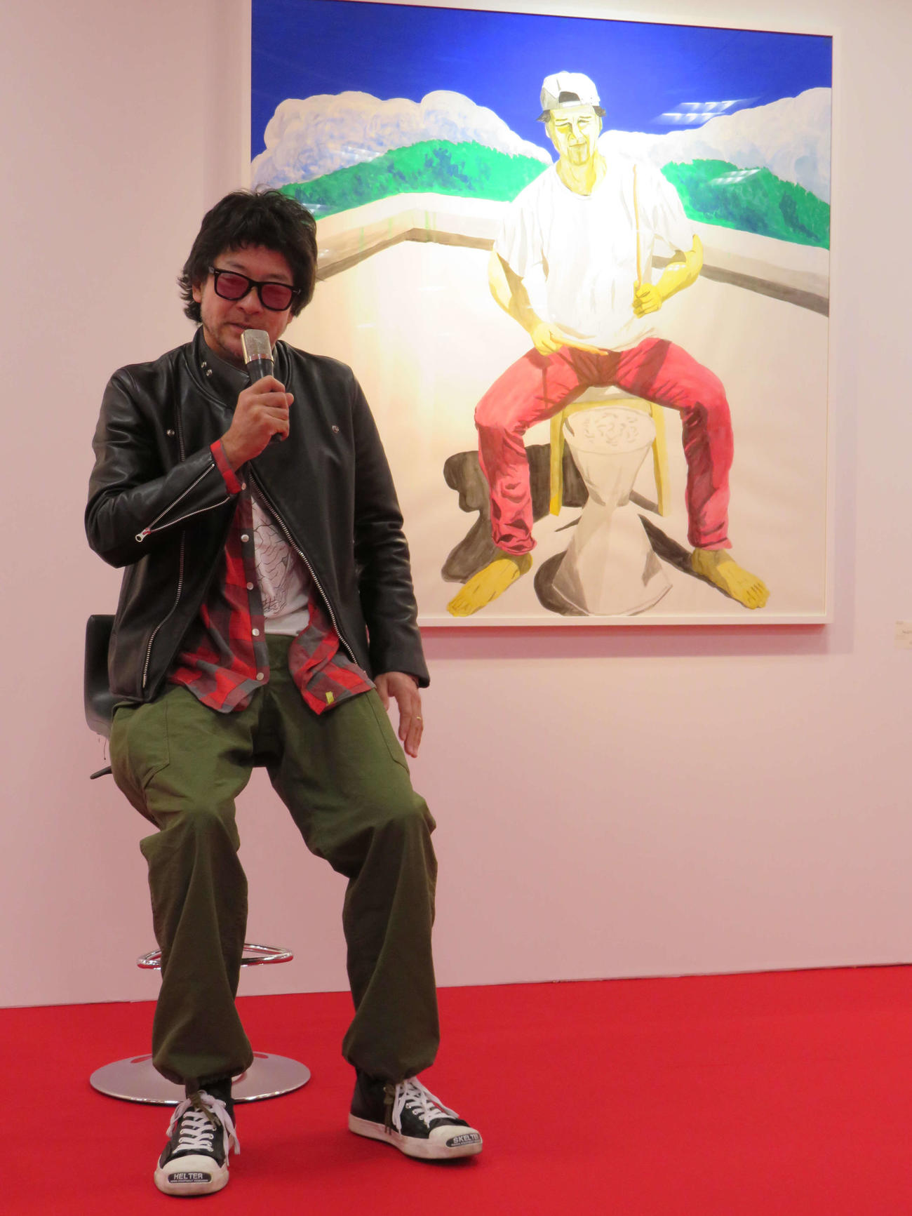 アート個展「TADANOBU ASANO EXHIBITION PLAY WITH PAIN（T）」を開いた浅野忠信（撮影・村上幸将）