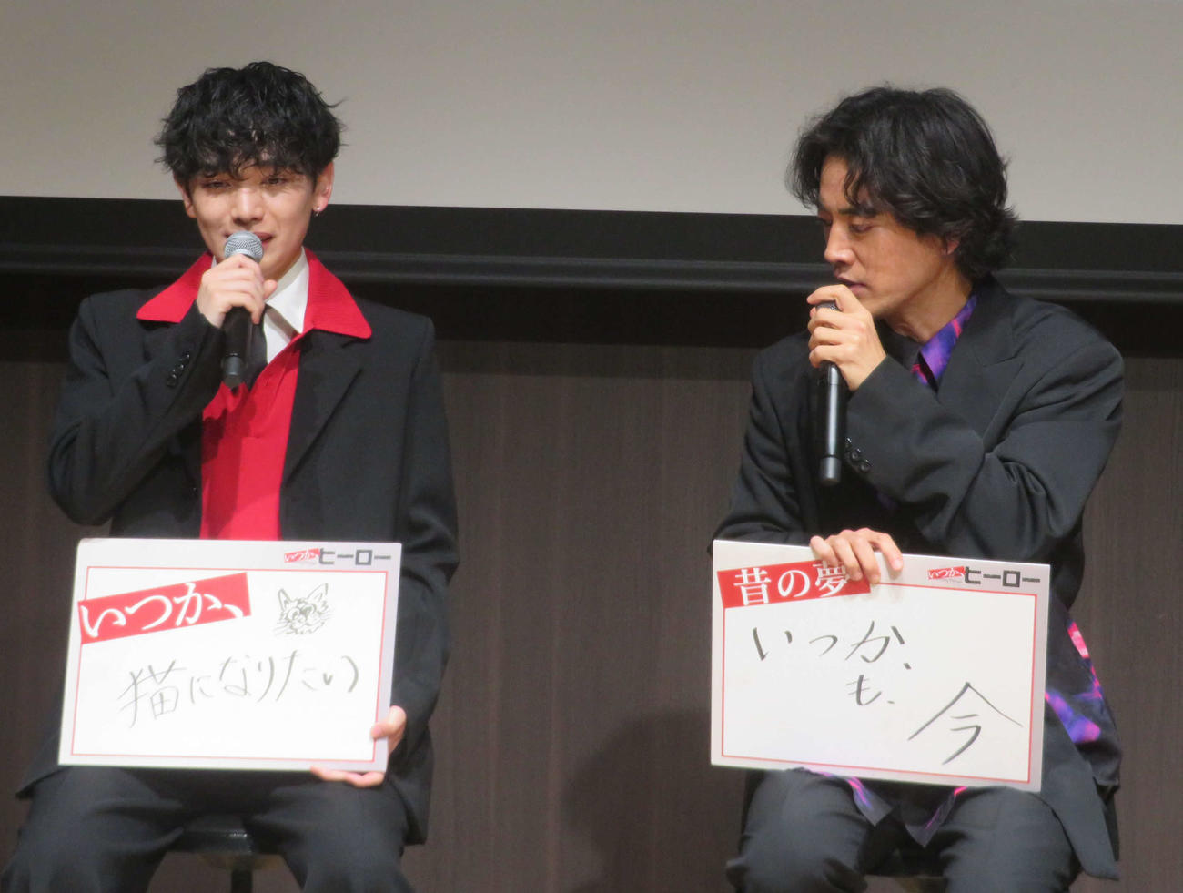 宮世琉弥（左）のフリップに突っ込む桐谷健太