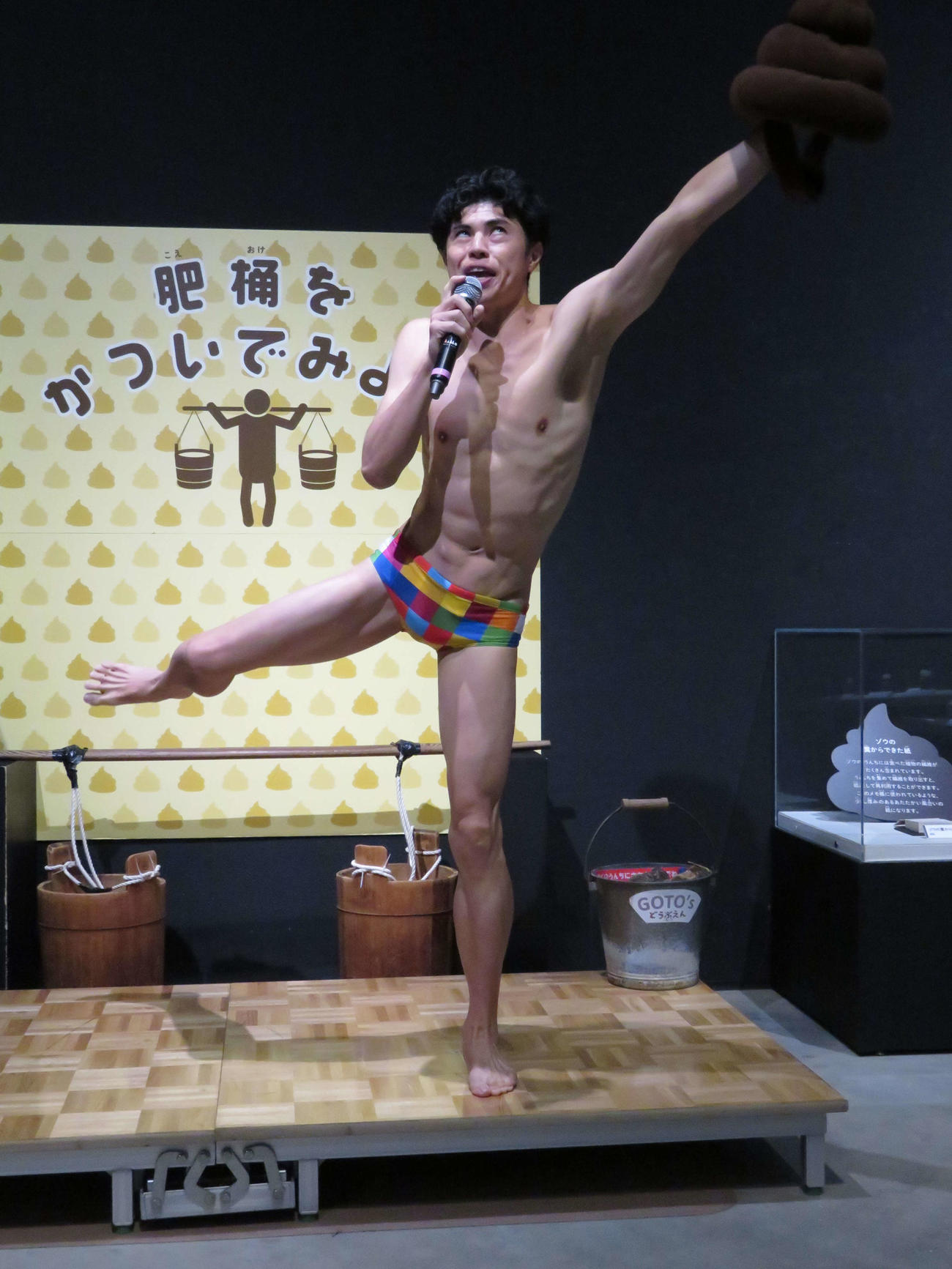 「うんち展－No UNCHI，No LIFE－」開催記念セレモニーに公式アンバサダーとして登場し「おっぱっぴー」を繰り出す小島よしお（撮影・村上幸将）