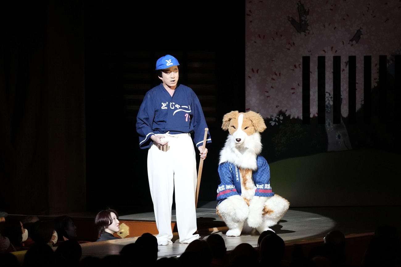 「黒手組曲輪達引」では、松本幸四郎（左）が大谷翔平選手に扮（ふん）し、愛犬デコピンが登場する演出も（C）松竹