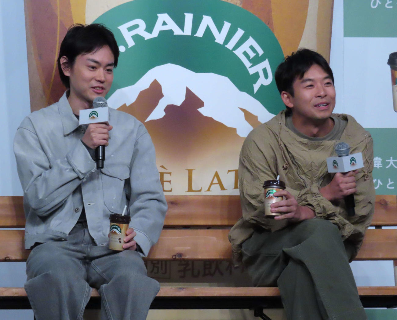 森永乳業「マウントレーニア」新CM発表会で、マウントレーニアを手にベンチに座る菅田将暉（左）と仲野太賀