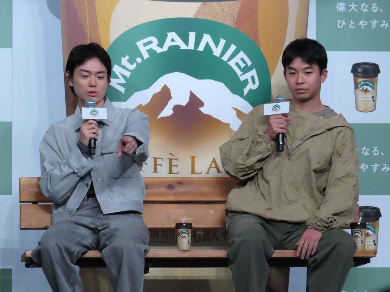森永乳業「マウントレーニア」新CM発表会で、ベンチに座りリラックスする菅田将暉（左）と仲野太賀