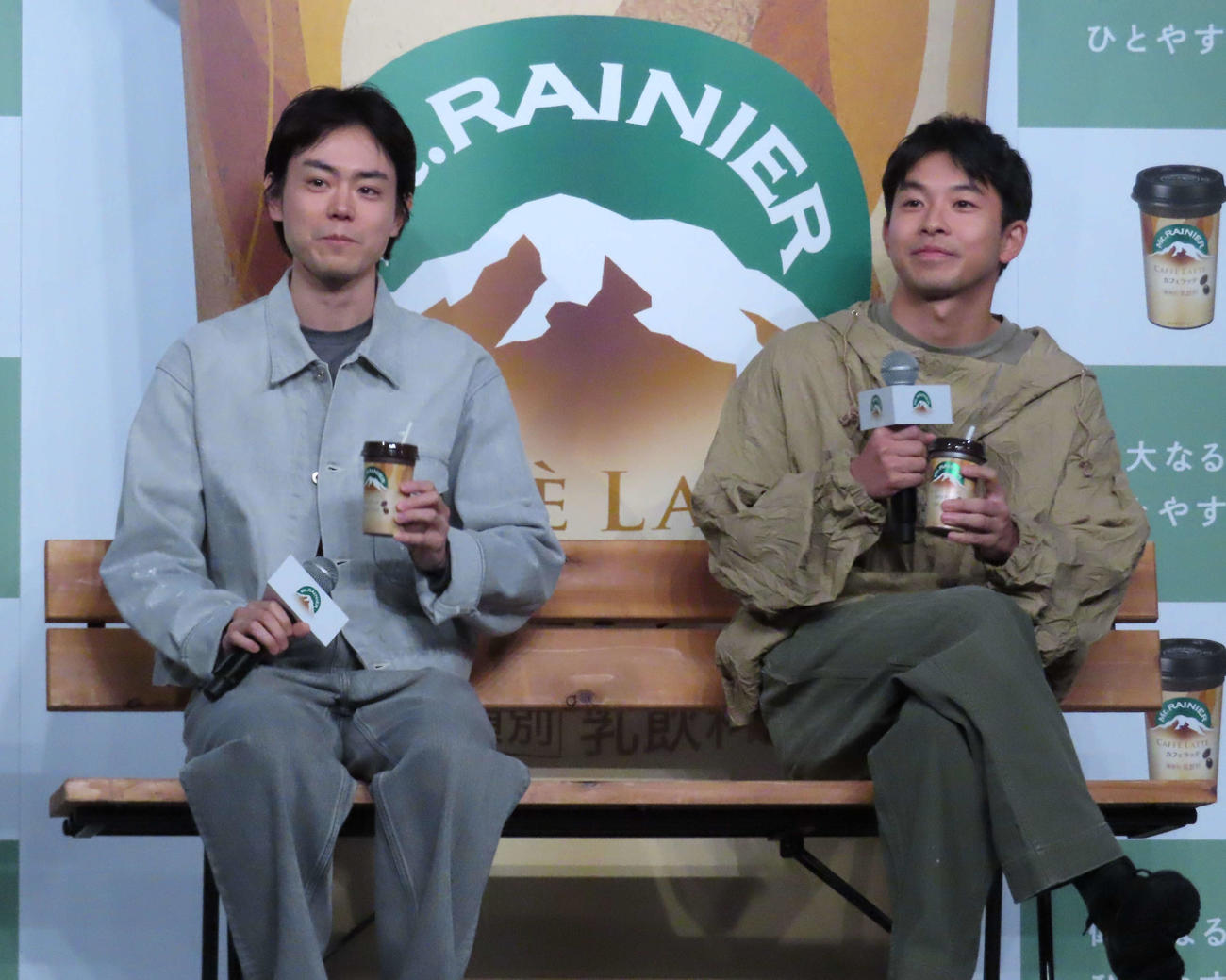 森永乳業「マウントレーニア」新CM発表会で、マウントレーニアを手にベンチに座る菅田将暉（左）と仲野太賀