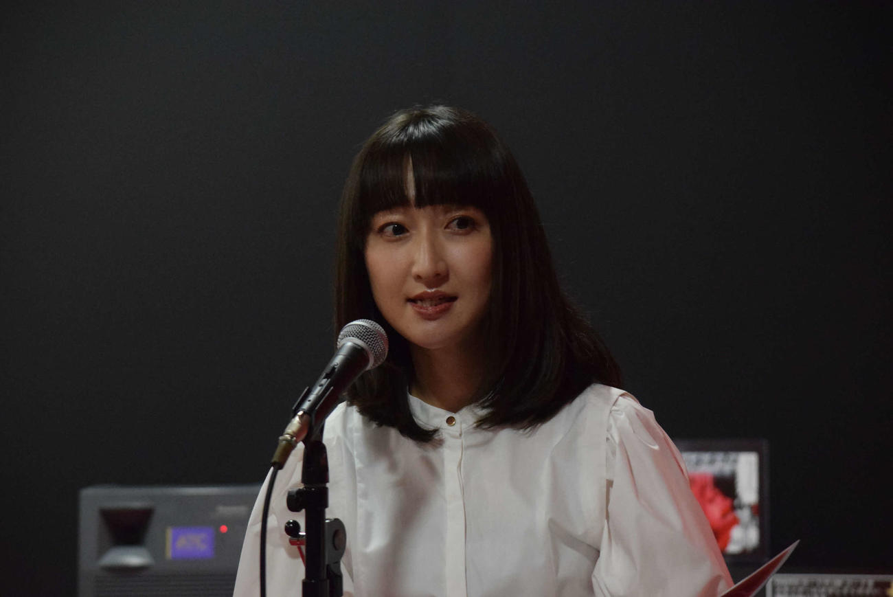 「逆境回顧録　大カイジ展」内覧会の司会を務めたカンテレ竹上萌奈アナウンサー（撮影・阪口孝志）