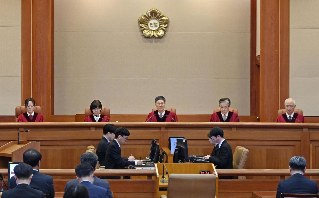 尹錫悦大統領の罷免の決定を言い渡した韓国憲法裁判所の法廷（共同）