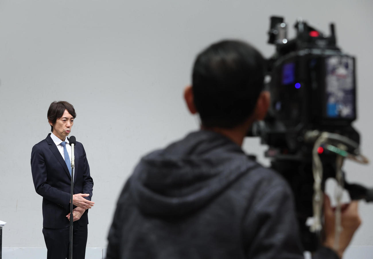 辞任を発表し記者の質問に答える関西テレビ大多亮代表取締役社長（左）（撮影・白石智彦）