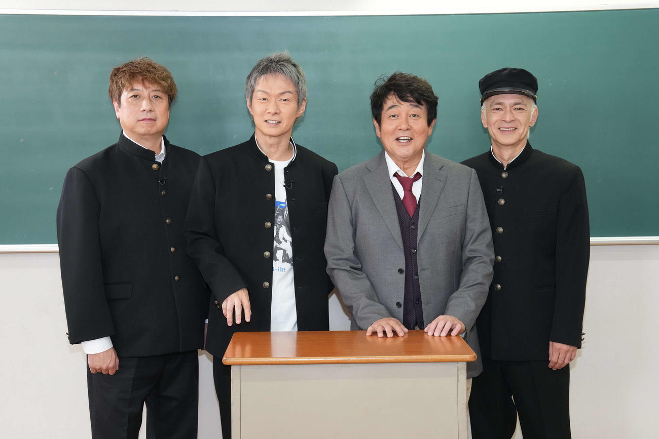 教室で写真に納まるTUBE。左から松本玲二、春畑道哉、前田亘輝、角野秀行