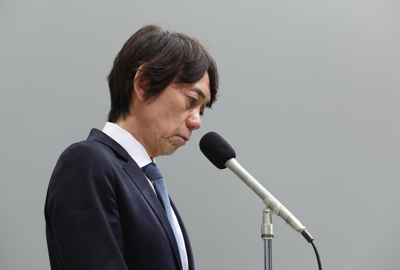 うつむく関西テレビ大多亮代表取締役社長（撮影・白石智彦）