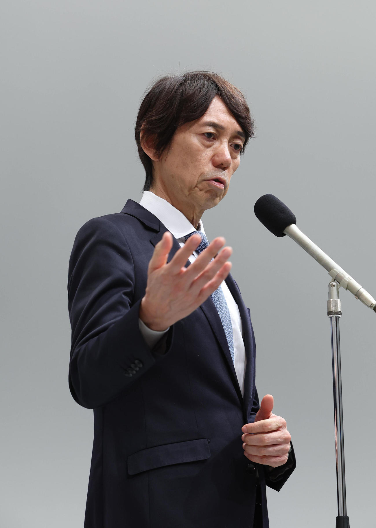 記者の質問に手振りを交え答える関西テレビ大多亮代表取締役社長（撮影・白石智彦）