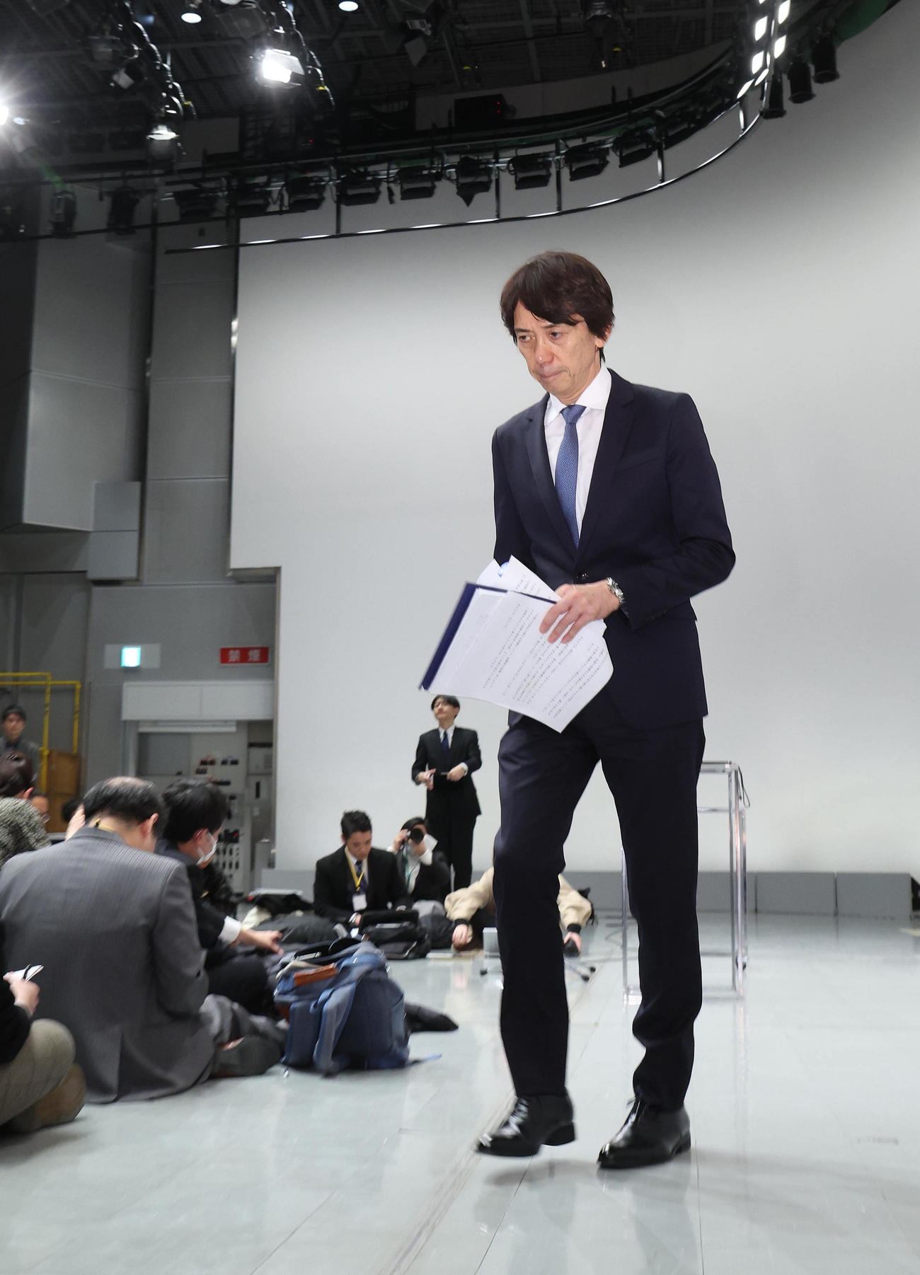 取材対応を終え退室する関西テレビ大多亮代表取締役社長（撮影・白石智彦）