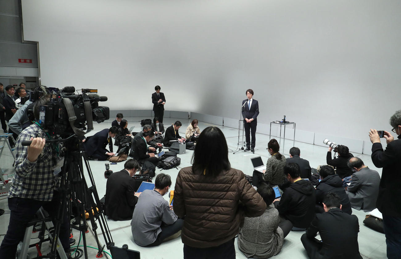 辞任を発表し記者の質問に答える関西テレビ大多亮代表取締役社長（後方中央）（撮影・白石智彦）