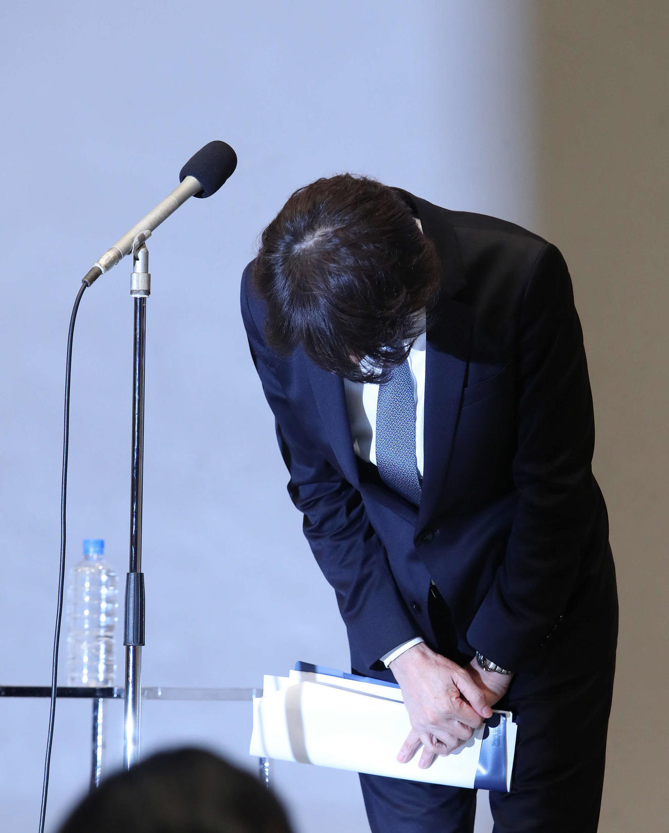 辞任を発表し深々と頭を下げる関西テレビ大多亮代表取締役社長（撮影・白石智彦）