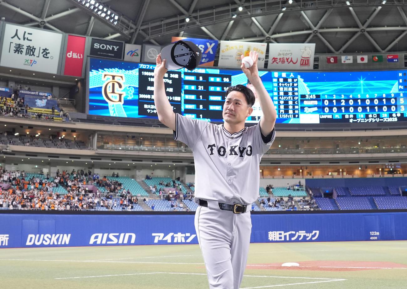 中日対巨人　観客の声援に応える田中将（2025年4月3日撮影）
