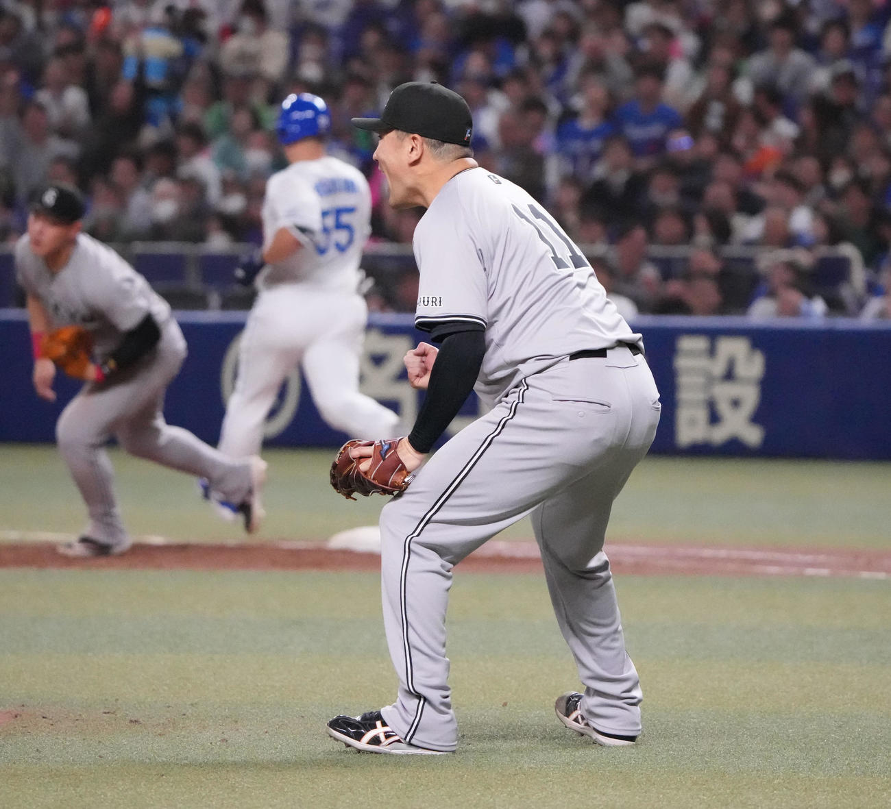 中日対巨人　5回裏中日1死満塁、細川を併殺打に仕留めほえる田中将（2025年4月3日撮影）
