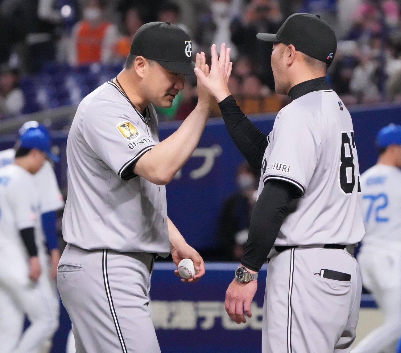 中日対巨人　勝利球を手に阿部監督とタッチを交わす田中将（左）（2025年4月3日撮影）