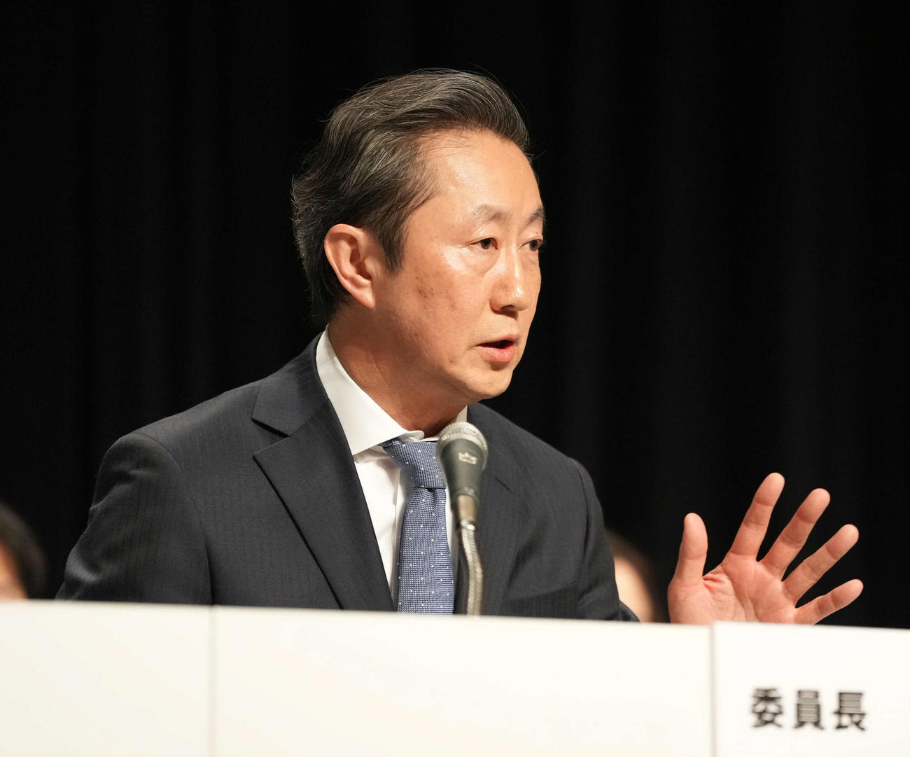 2025年3月31日、第三者委員会調査報告会見に臨む第三者委員会の竹内委員長