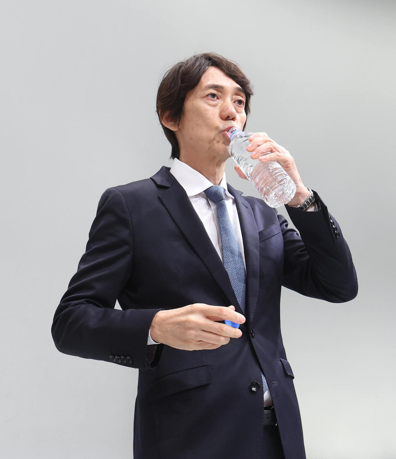 水分補給する関西テレビ大多亮代表取締役社長（撮影・白石智彦）