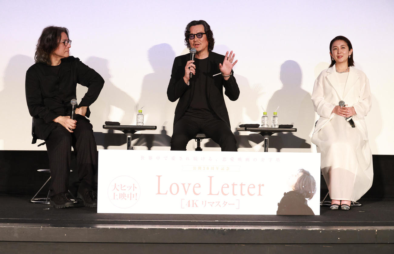 映画「Love Letter 4Kリマスター」公開初日舞台あいさつを行った、左から岩井俊二監督、豊川悦司、酒井美紀（撮影・中島郁夫）