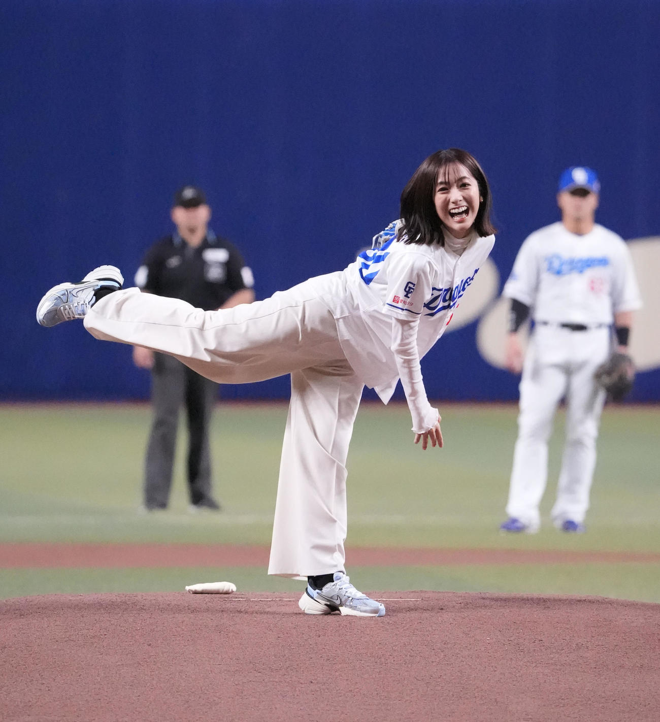 中日対巨人　試合前、始球式に登板するTBSアナウンサーの田村真子（2025年4月2日撮影）