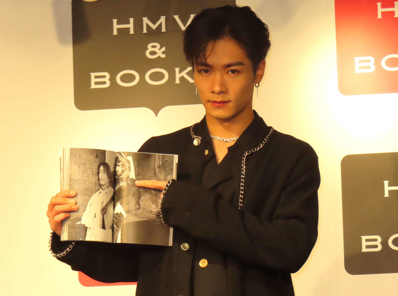 2ndフォトエッセイ「PROMISE」お気に入りページを見せるTHE RAMPAGE川村壱馬