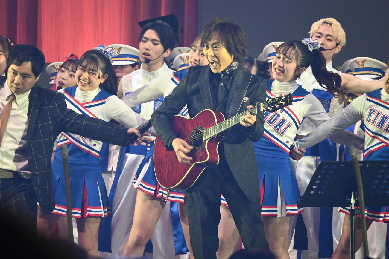 母校近大の校歌を演奏するつんく♂（撮影・松浦隆司）