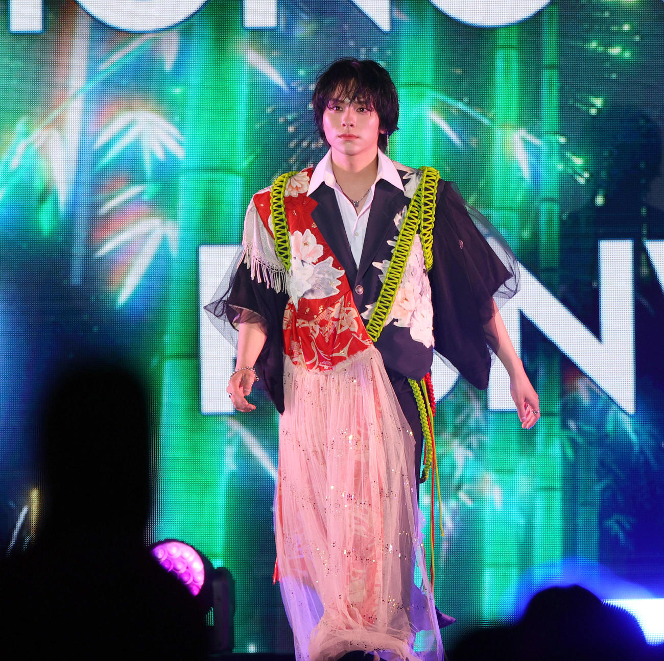 ランウェイを歩く山下幸輝（撮影・上山淳一）