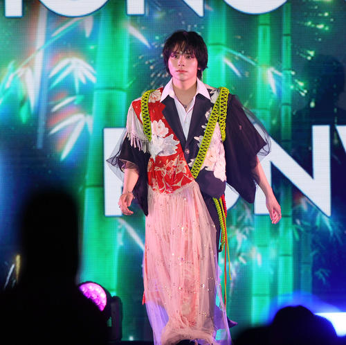 ランウェイを歩く山下幸輝(撮影・上山淳一)