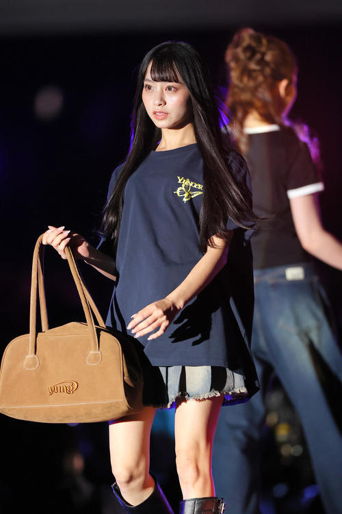ランウェイを歩くモデルたち(撮影・上山淳一)